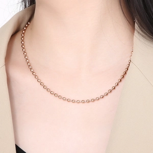 Dettaglio della collana a catena a sfere in acciaio inossidabile oro rosa su modella