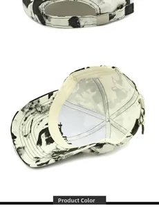 Détail de l'intérieur de la casquette tie-dye avec doublure blanche et boucle métallique