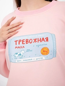 Detailansicht des rosa Sweatshirts mit kreativem russischem Druck und Stoffstruktur