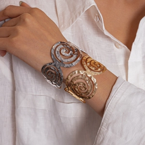 Bracelets ajourés en spirale dorés et argentés avec texture martelée et design épuré
