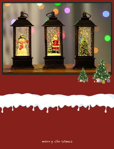Détail de trois lanternes de Noël vintage en bronze avec figurines de Père Noël et bonhomme