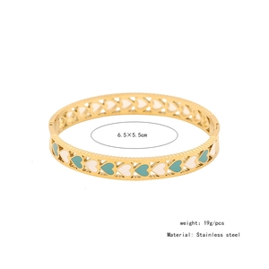 Detail view of gold stainless steel heart bangle with dimensions 6.5x5.5cm and 19g weight