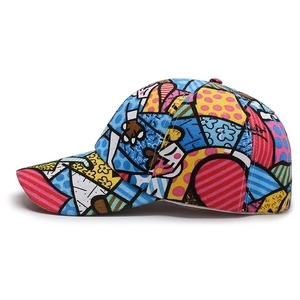 Bunte Baseballkappe im Pop-Art-Stil mit lebendigen Mustern für optimalen Sonnenschutz