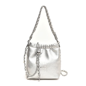 Silberne Metallic-Beuteltasche aus Leder mit goldener Kette und AMR AMR Logo