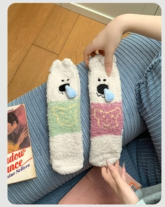Détail de chaussettes thermiques en polaire corail avec décor 3D et broderie d'ours