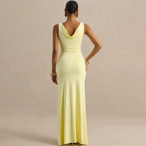 Détail élégant du col bénitier et dos nu sur une robe longue sans manches jaune pâle