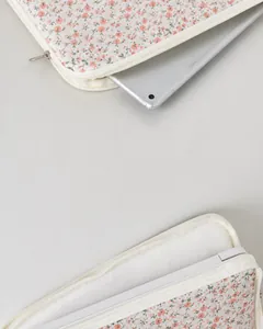 Detailansicht der Laptoptasche mit Blumenmuster und dickem Plüschfutter zum Schutz