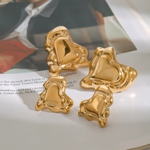 Boucles d'oreilles chic en acier inoxydable doré 18k avec design cœur fondu