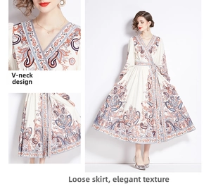 Detail eines Langarm-Boho-Kleides mit V-Ausschnitt, Paisleymuster und Taillenband