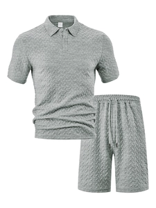 Détail d'un ensemble polo gris homme avec texture à chevrons 3D et taille à cordon