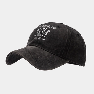 Détail de la casquette en coton délavé noir avec imprimé blanc pour 70e anniversaire