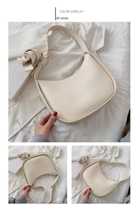 Détails du sac hobo blanc cassé en cuir grainé avec fermeture éclair dorée élégante