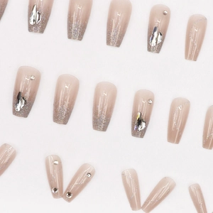 Unghie finte sfumate nude con strass argentati e decorazioni a linee scintillanti