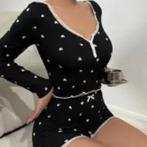 Completo pigiama donna con stampa a cuori, pizzo e maglia a maniche lunghe con short