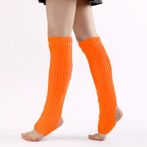 Detail der orangefarbenen Strick-Beinstulpen für Yoga mit Rippenmuster und Stegdesign