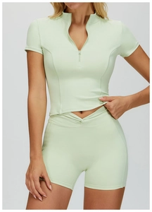 Dettagli del set yoga verde menta con top a collo alto e pantaloncini sportivi a vita a V