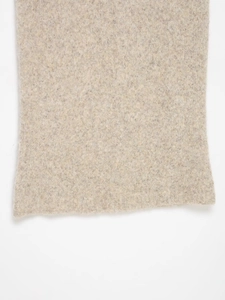 Gros plan sur la maille beige douce et les détails du tissu en laine de la robe midi
