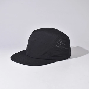 Détail de la casquette camper noire à 5 panneaux avec œillets de ventilation laser