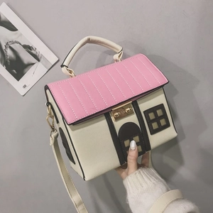 Sac à main unique en forme de maison rose et beige avec poignée métallique élégante