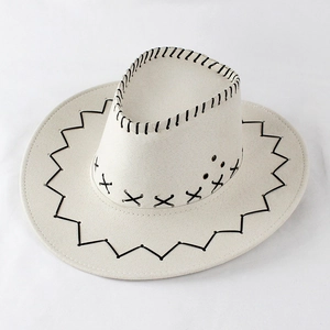 Détail d'un chapeau de cowboy avec coutures noires décoratives et œillets de ventilation