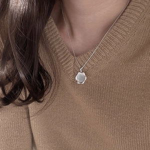 Minimalist 925 sterling silver bamboo chain necklace with iridescent shell pendant for women