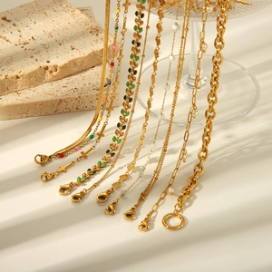 Collection de bracelets de cheville en acier doré avec chaîne serpent et perles