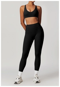 Dettaglio del set yoga nero elasticizzato con top con scollo a U e leggings a vita alta