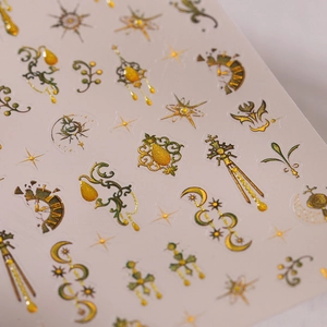 Vintage Goldfolie Nageltattoos mit grünem Uhrwerk und himmlischen Fantasy-Mustern