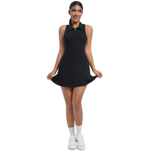 Détail d'une robe de sport noire avec col montant et fermeture éclair athlétique