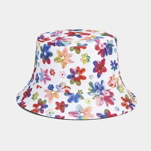 Détail des coutures soignées et de l'imprimé floral sur le chapeau bob en toile