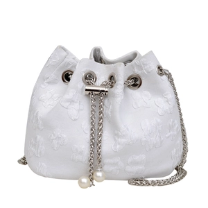 Sac seau blanc texturé avec chaîne argentée et détails de perles au style minimaliste