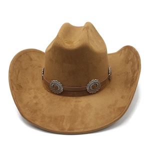 Détail d'un chapeau de cowboy en daim camel avec bande en cuir et conchos vintage