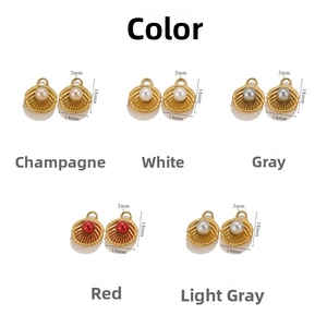Vue détaillée de pendentifs coquillages en acier et perles de 14x18mm en cinq coloris divers