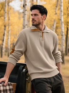 Détail du polo en tricot pour hommes avec texture côtelée et coudières contrastées au parc