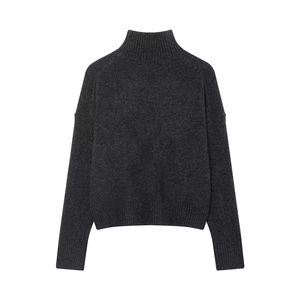 Détail du dos d'un pull en maille gris anthracite avec ourlet côtelé et texture douce