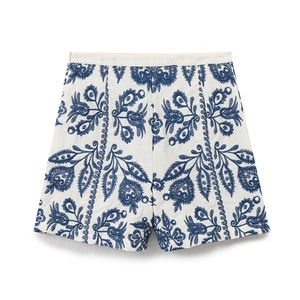 Short taille haute blanc en coton avec broderie ethnique bleue en vue à plat complète