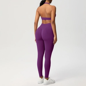 Dettaglio del design posteriore del reggiseno sportivo incrociato e dei leggings viola