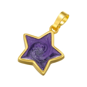 Vista macro de colgante de estrella dorada con esmalte violeta brillante y aro