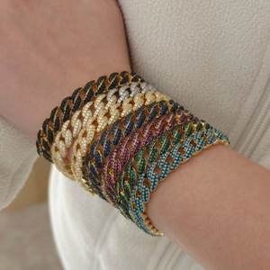 Bracelets cubains hip-hop multicolores avec cristaux pavés portés sur le poignet