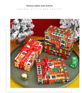 Detailreiches Weihnachtsgeschenkpapier-Set mit festlichen Motiven und Bändern