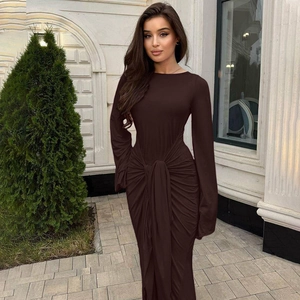 Détail du nœud à la taille et de la texture plissée sur cette robe marron à manches longues