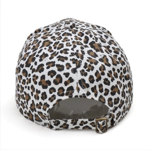 Berretto da baseball regolabile con stampa leopardata e fibbia in metallo vista retro