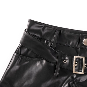 Nahaufnahme schwarzer PU-Ledershorts mit Gürtel mit Metallschnalle und Taschendetails