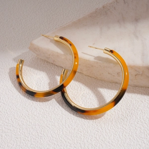 Orecchini a cerchio a C in acetato ambrato placcati oro 18K con motivo marmorizzato su tessuto
