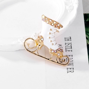 Elegant Christmas ice skate brooch pin in white enamel with sparkling rhinestones decoration