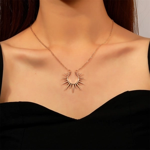 Collier Pendentif Tournesol Rétro Alliage Métal Spike Chaîne Clavicule Bijoux Célestes Femmes