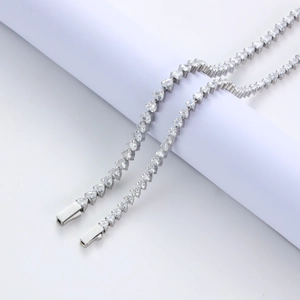 Macro di bracciale tennis in acciaio con zirconi a forma di cuore colore argento