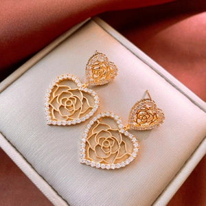 Orecchini vintage a cuore e rosa in oro con zirconi cubici incastonati