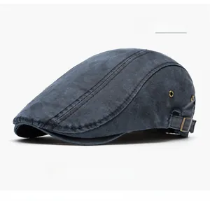 Vue détaillée du béret vintage bleu marine avec texture suédée et trous d'aération