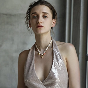Collana a nastro con pendenti a cuore placcati oro 18 carati indossata da modella